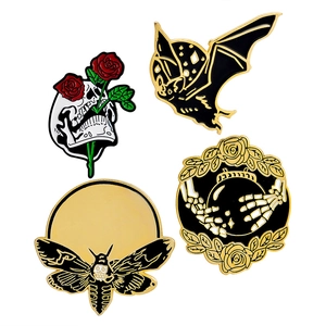 4er-Set Vintage-Punk-Emaille-Pins mit Totenkopf, Rose, Fledermaus, Motte und Glaskugel
