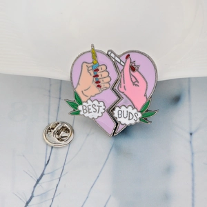 Spille smaltate Best Buds a forma di cuore con disegni di accendino e sigaretta