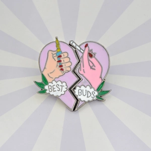 Set di spille smaltate Best Buds a forma di cuore con design accendino lavanda