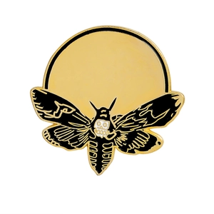 Detaillierte Emaille-Mottbrosche mit Totenkopf auf goldenem Mondhintergrund