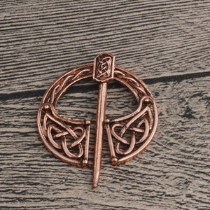 Détail d'une broche viking rétro en bronze avec un motif de nœud celtique Triquetra