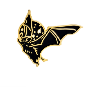 Gothic-Fledermaus-Emaille-Brosche mit goldenen Konturen und schwarzen Sternenmustern