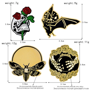Detailansicht von vier Gothic-Emaille-Pins mit Skelett- und Kristallkugel-Motiven