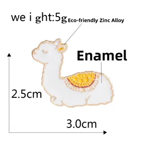 Détail du pin's alpaga émaillé montrant les dimensions 2,5cm x 3,0cm et poids 5g