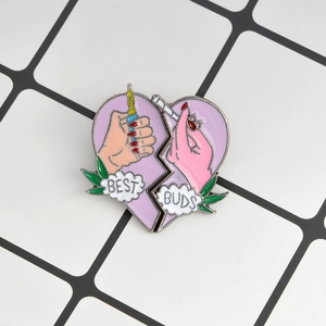Dettaglio delle spille smaltate Best Buds con design a cuore e accendino creativo