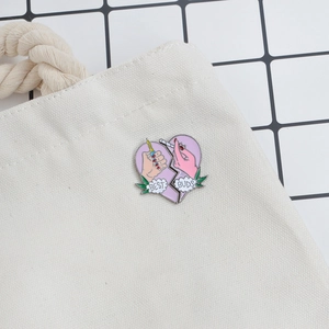 Set di due spille smaltate Best Buds a forma di cuore con accendino e sigaretta