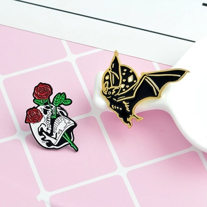 Detailansicht der Gothic-Emaille-Pins mit einem Totenkopf, Rose und Fledermaus