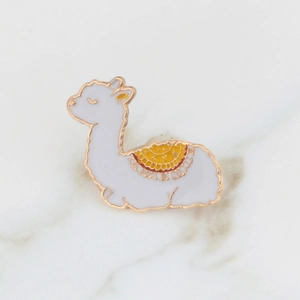 Broche mignonne en émail alpaga blanc avec bords dorés et motif de selle coloré