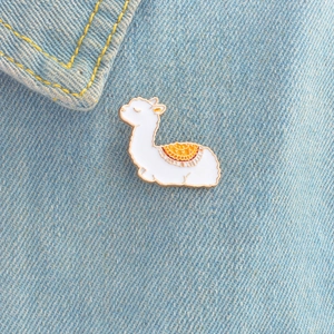 Broche en Émail Mignon Dessin Animé Llama Alpaga Badge Animal en Alliage de Zinc Bijoux de Mode pour Femmes Enfants Accessoire de Vêtement Cadeau