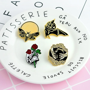 Retro-Punk-Set mit vier Emaille-Pins: Motte, Fledermaus, Totenkopf-Rosen und Kristallkugel