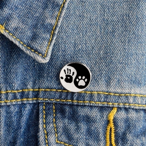 Broche créative en émail Tai Chi avec patte et empreinte sur col de veste en jean