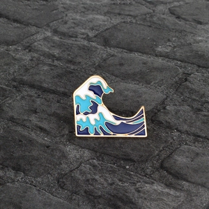 Broche créative en émail avec motif de vague inspirée de l'Ukiyo-e sur fond de pierre