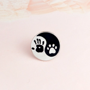 Broche Tai Chi Yin Yang Empreinte Humaine Patte d'Animal Alliage Émail Épingle de Revers Badge Rond Bijoux Mode Unisexe