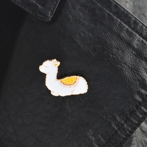 Broche en émail alpaga blanc mignon avec motif ethnique coloré sur fond en cuir noir