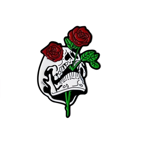 Detail einer gotischen Emaille-Anstecknadel mit weißem Totenkopf und roten Rosen
