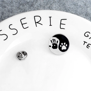 Broche en émail Yin Yang patte et empreinte de main avec bordure en argent