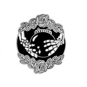 Gothic-Brosche mit Skeletthänden, Kristallkugel und detaillierten Rosenmotiven
