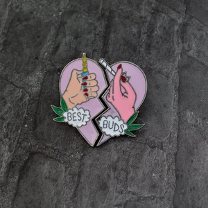 Spilla creativa BEST BUDS in smalto a forma di cuore con accendino e illustrazione