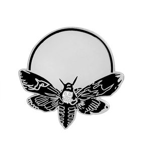 Detailansicht einer Emaille-Brosche im Totenkopfschwärmer-Design mit Gothic-Muster