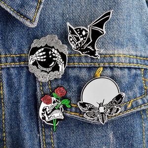 Gothic-Punk Emaille-Anstecknadel-Set mit Fledermaus, Kristallkugel, Totenkopf und Motten