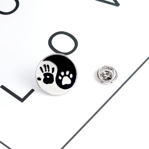 Détail de la broche Yin Yang avec empreinte de patte et de main sur carte cadeau