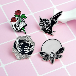 Gothic Emaille Pin Set mit Totenkopf Rose, schwarzer Fledermaus und Mondfalter Design
