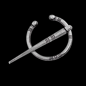 Gros plan de la broche viking vintage en alliage d'argent avec finition oxydée