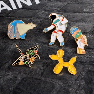 Collezione di spille in smalto creative con astronauta, orso polare e gru in origami