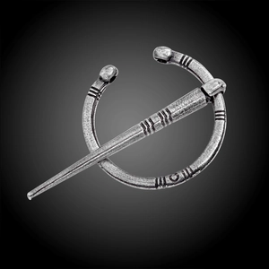 Détail d'une broche viking antique en argent vieilli pour fixer les manteaux
