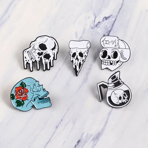 Lot de cinq épingles en émail punk avec motifs de crâne, pizza, rose et théière