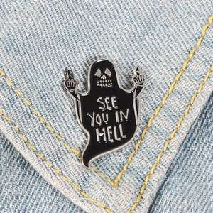 Makroaufnahme von Punk-Geist-Emaille-Anstecknadel mit SEE YOU IN HELL Text auf Denim