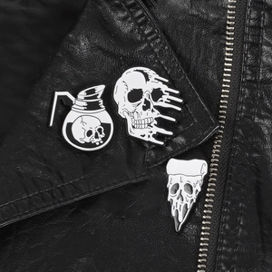 Détails des pins émaillés punk avec cafetière tête de mort et pizza sur veste en cuir