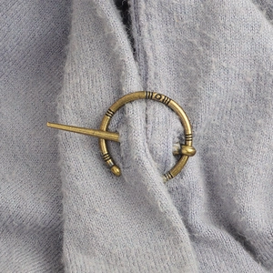 Broche fibule viking vintage en bronze avec gravure géométrique sur tissu tricoté