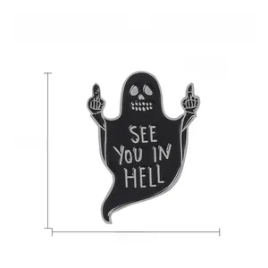 Detailansicht der schwarzen Emaille-Anstecknadel mit See You In Hell Schriftzug