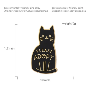 Detailansicht der Maße der schwarzen Katzen-Emaille-Anstecknadel mit Please Adopt Aufschrift