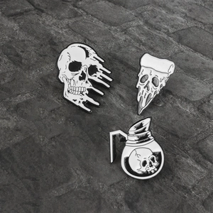 Lot de trois broches punk en émail avec motifs de crânes fondants et théière