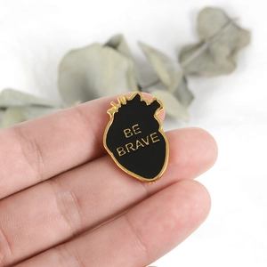 Broche cœur anatomique en émail rétro avec slogan doré 'BE BRAVE' sur métal noir