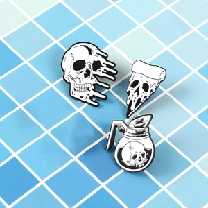 Lot de 3 broches émaillées avec motifs de crâne, pizza fondante et cafetière noire