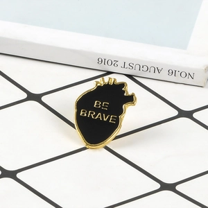 Broche cœur en émail noir punk rétro avec lettrage Be Brave et garniture en alliage doré