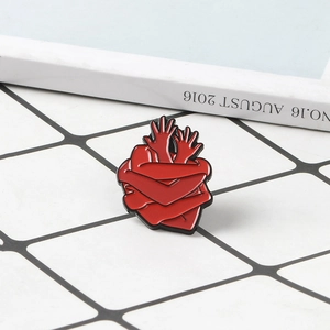 Broche créative en émail rouge en forme de cœur avec mains enlacées pour sacs et vêtements