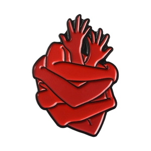 Broche cœur en émail rouge avec mains qui s'enlacent, badge en alliage pour sacs à dos