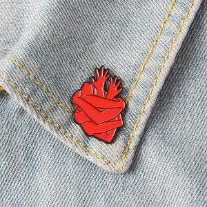 Broche En Email Créative Coeur Rouge Avec Bras Enlacés Alliage Bijoux Accessoires De Mode Pour Femmes Hommes Cadeau
