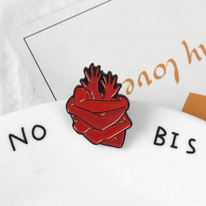 Broche cœur en émail rouge avec bras enlacés, accessoire de mode créatif pour vêtement