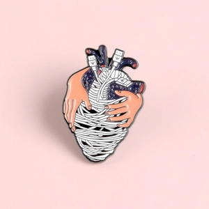 Spilla Creativa in Lega Cuore Anatomico Avvolto in Cavi USB Tenuto da Mani Distintivo in Smalto Gioielli Personalizzati Regalo Uomo Donna