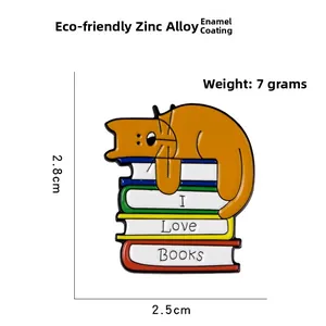 Detailansicht der Emaille-Anstecknadel mit schlafender Katze auf Büchern und Maßen