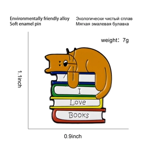 Niedliche schlafende orangefarbene Katze auf bunten Büchern Emaille-Anstecknadel für Buchliebhaber