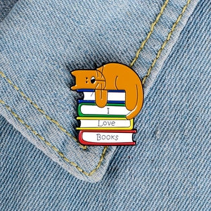 Karikatur Katze Schläft Auf Büchern Emaille Brosche Pin I Love Books Legierung Abzeichen Für Buchliebhaber Täglich Kleidung Zubehör