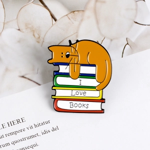 Cartoon-Katzen-Emaille-Brosche schlafend auf bunten Büchern mit I Love Books Aufschrift