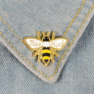 Mignonne Abeille Dessin Animé Broche Émail Save The Bees Bee Kind Badge Alliage Broche pour Veste en Jean Sac à Dos Bijoux