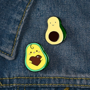 Lot de deux pins émaillés avocat mignons sur fond en jean pour décorer les vêtements